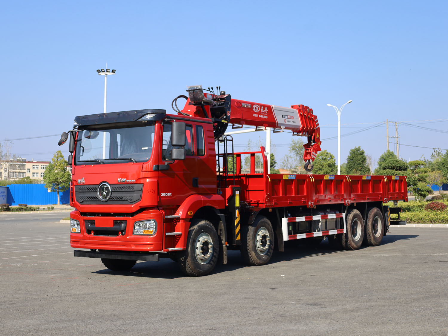 陜汽德龍新M3000駕駛室前四后八上裝長(zhǎng)興14噸直臂式吊機(jī)