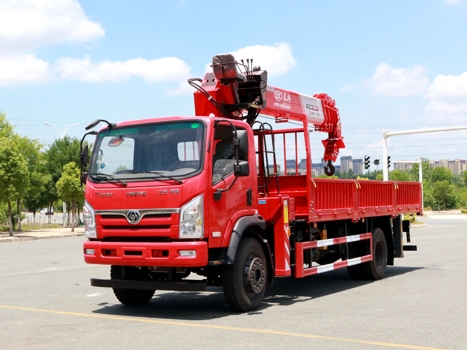 三環(huán)創(chuàng)客單排上裝長(zhǎng)興質(zhì)尊版8噸直臂式吊機(jī)