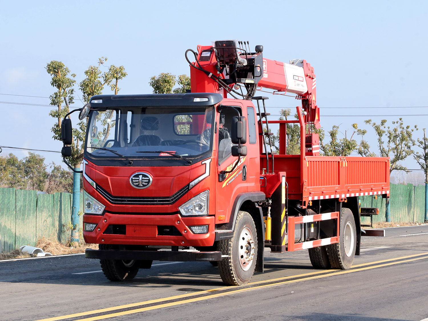 解放虎6G排半上裝長興發(fā)財版8噸直臂式吊機