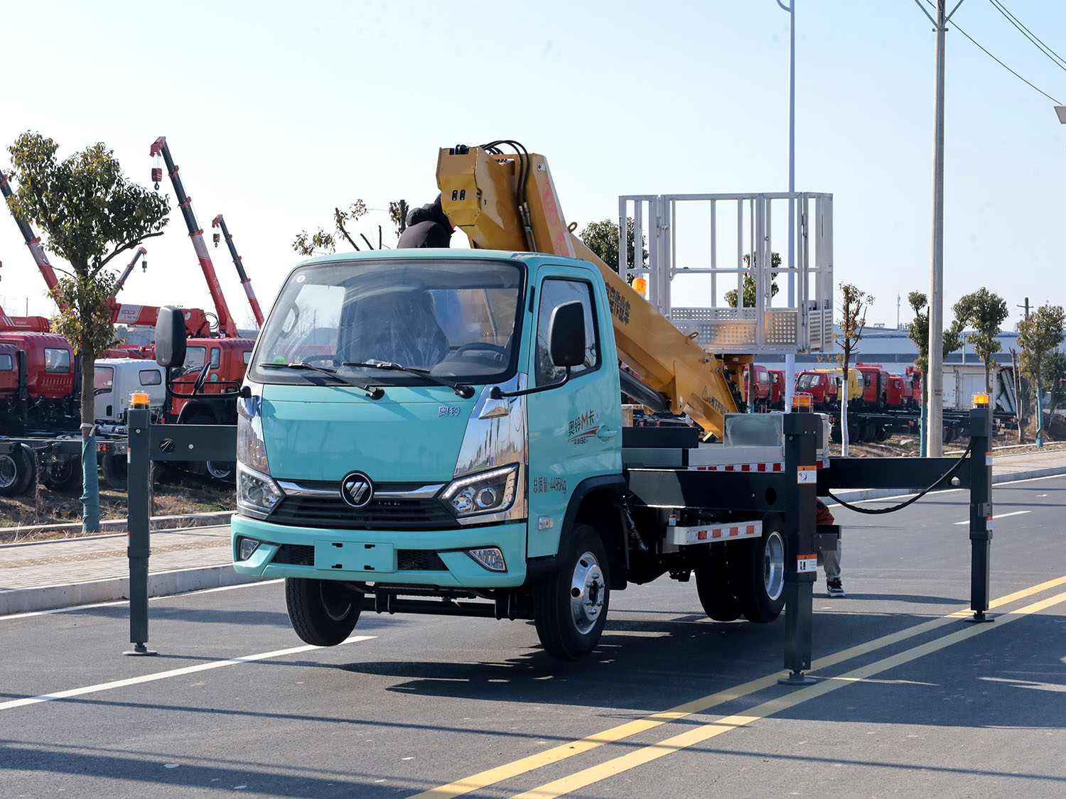 福田奧鈴M卡藍牌27米高空作業(yè)車