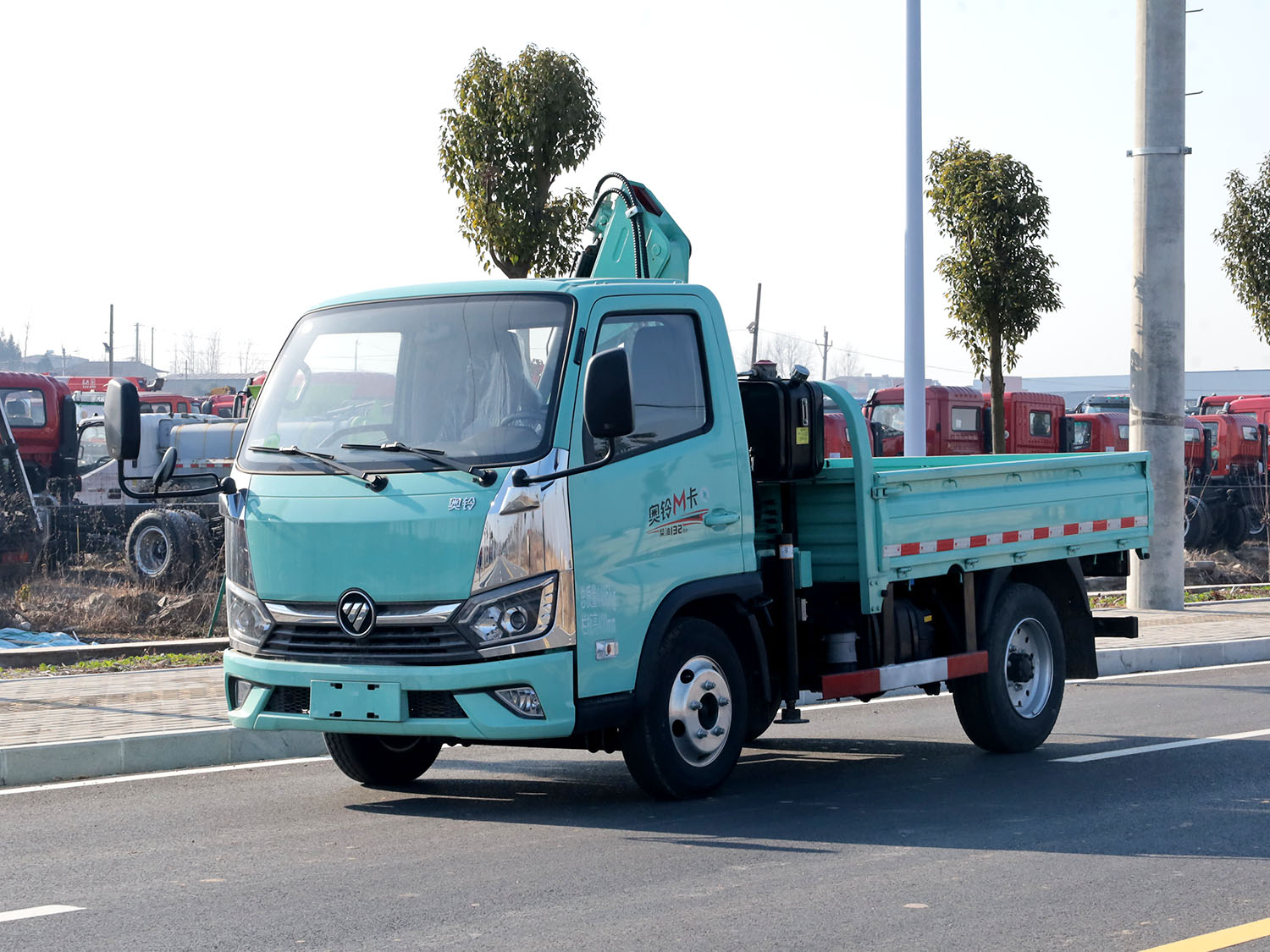福田奧鈴M卡上裝長興1.8噸折臂式吊機(jī)
